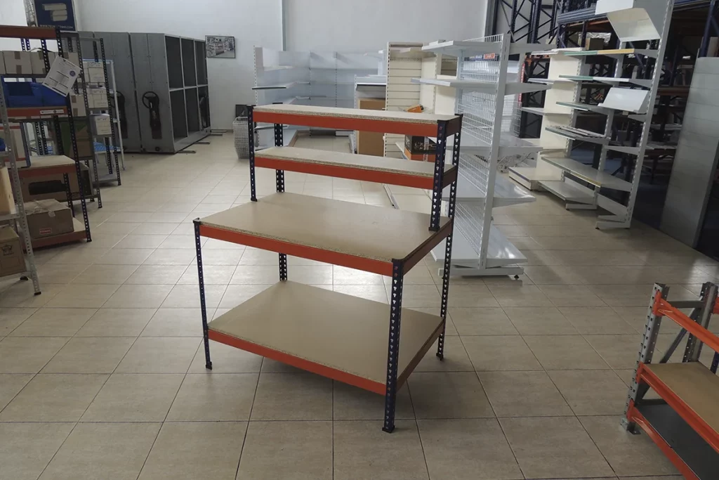 Mesa de trabajo con estante